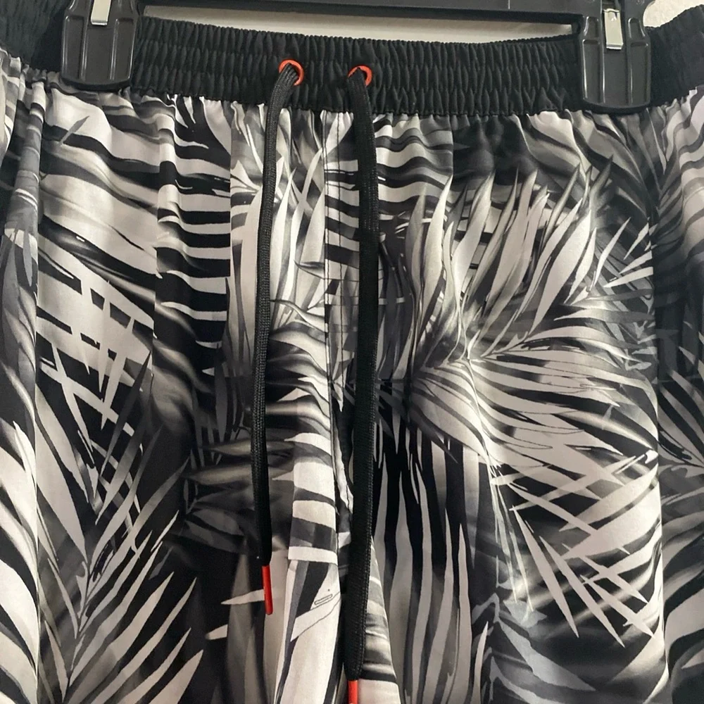 Tropical Black and White Men's‎ Swim Trunks
